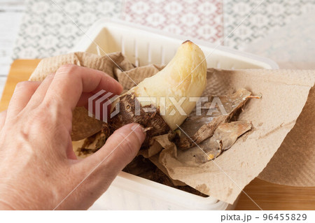 レンジ加熱したサトイモの皮をむく レンジ加熱したサトイモの皮をむく 96455829