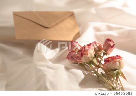 手紙とドライフラワーの薔薇と木漏れ日 96455982