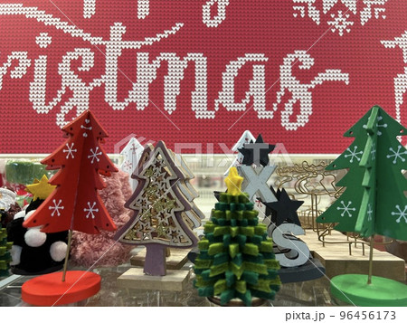クリスマスの木製のオブジェ クリスマスの木製のオブジェ 96456173