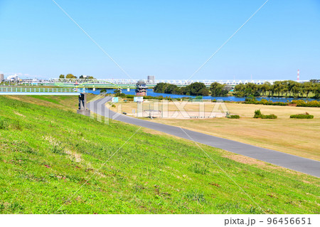 新葛飾橋/江戸川方面を下流/葛飾区側より望む(東京都葛飾区)【2022.10】 新葛飾橋/江戸川方面を下流/葛飾区側より望む(東京都葛飾区)【2022.10】 96456651