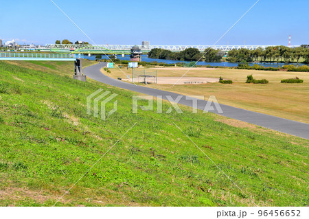 新葛飾橋／江戸川方面を下流／葛飾区側より望む(東京都葛飾区)【2022.10】 96456652