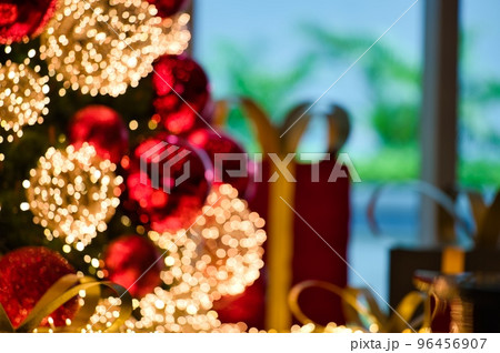 クリスマスツリーの電飾とプレゼントボックス 96456907