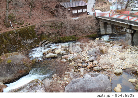 対岸から撮る増富温泉街 96456908