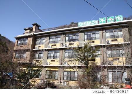 対岸から撮る増富温泉街 対岸から撮る増富温泉街 96456914