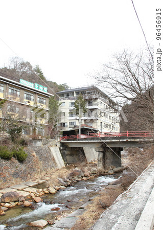 対岸から撮る増富温泉街 対岸から撮る増富温泉街 96456915