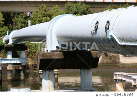 土佐堀川に架かる水管橋 土佐堀川に架かる水管橋 96456934