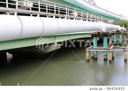 堂島川に架かる水管橋 96456935