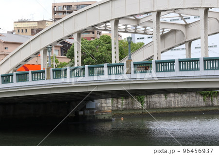 あみだ池筋の堂島川に架かる「堂島大橋」 96456937