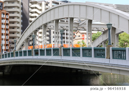 あみだ池筋の堂島川に架かる「堂島大橋」 あみだ池筋の堂島川に架かる「堂島大橋」 96456938