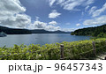 目の前に広がる湖 96457343