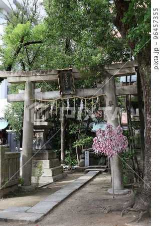 玉造稲荷神社にある「胞衣塚大明神」 玉造稲荷神社にある「胞衣塚大明神」 96457355