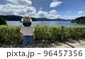 湖を眺める子供 96457356