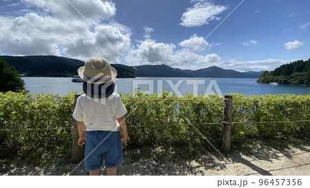 湖を眺める子供 96457356