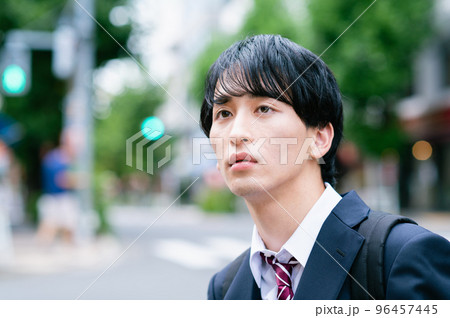 遠くを見つめる男子高校生 96457445
