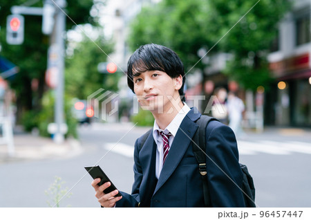 スマホを持つ男子高校生 96457447