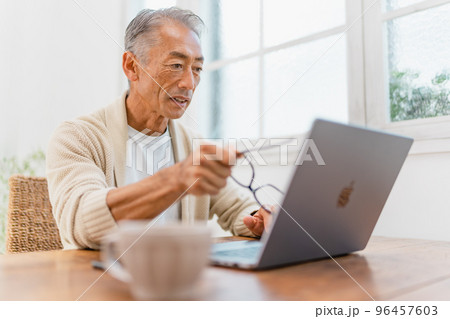 リビングでパソコンを見る男性 リビングでパソコンを見る男性 96457603