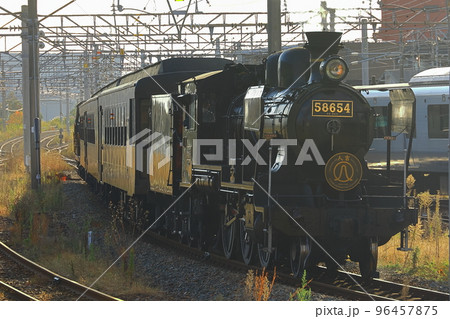 鳥栖駅に入るSL人吉 96457875