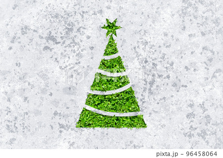 和風デザインのクリスマスツリー、銀箔和紙と緑の葉 和風デザインのクリスマスツリー、銀箔和紙と緑の葉 96458064