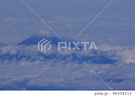 雲の上に頭を出す富士山 96458313