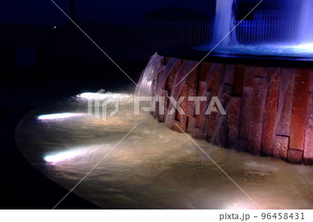 福井県坂井市ゆりの里 噴水の下の水のライトアップ 福井県坂井市ゆりの里 噴水の下の水のライトアップ 96458431