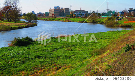 埼玉県越谷市大字増森付近の元荒川の風景 埼玉県越谷市大字増森付近の元荒川の風景 96458500