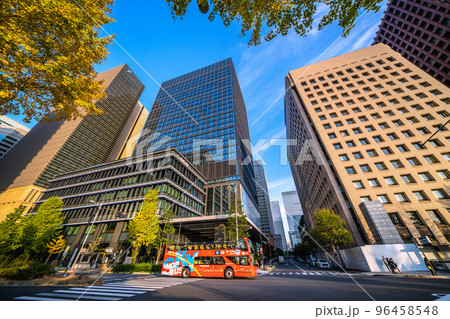 日本の東京都市景観 大手町駅や丸の内の全国銀行協会などを望む 日本の東京都市景観 大手町駅や丸の内の全国銀行協会などを望む 96458548