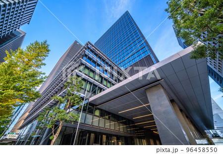 日本の東京都市景観 大手町駅や丸の内の全国銀行協会などを望む 96458550