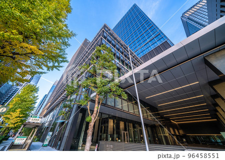日本の東京都市景観 大手町駅や丸の内の全国銀行協会などを望む 96458551