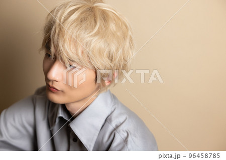 金髪の男性　ウィッグ 96458785