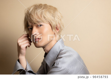 金髪の男性　ウィッグ 96458793