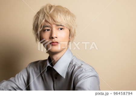 金髪の男性　ウィッグ 96458794