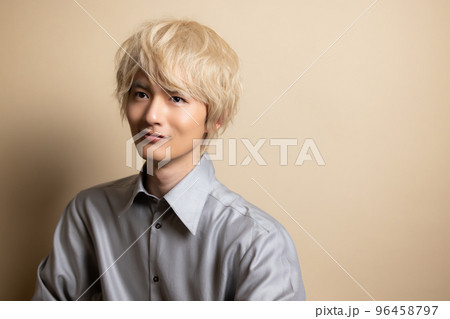 金髪の男性　ウィッグ 96458797