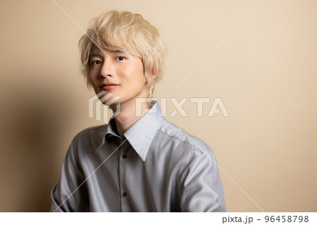 金髪の男性　ウィッグ 96458798