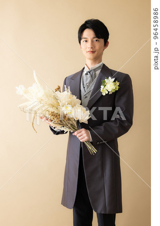 ブーケを持つ新郎 96458986
