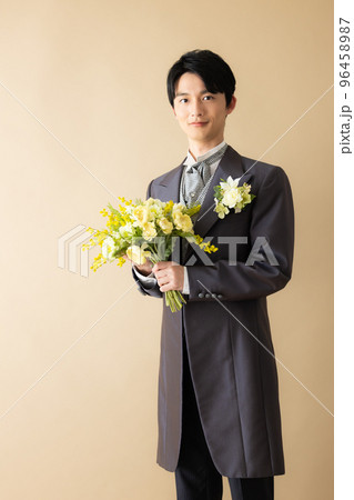 ブーケを持つ新郎 96458987