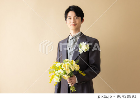 ブーケを持つ新郎 ブーケを持つ新郎 96458993