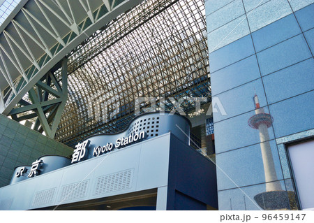 JR京都駅と壁面にうつる美しい京都タワー 96459147