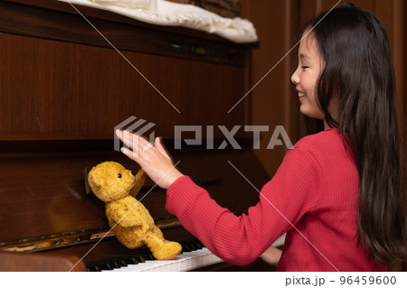 少女にピアノを教えるテディーベア 少女にピアノを教えるテディーベア 96459600
