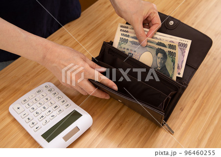 家計やお金の計算のイメージ 96460255