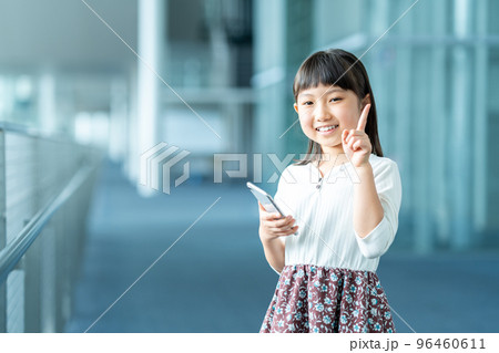 スマートフォンを使う小学生の女の子 96460611