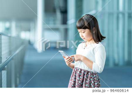 スマートフォンを使う小学生の女の子 96460614