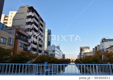 快晴の木場駅前　東京 96460851