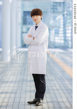 白衣の男性 白衣の男性 96460954