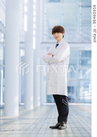 白衣の男性 96460956