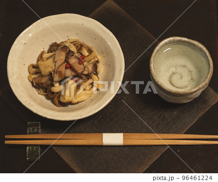 キノコの炒め物と日本酒 96461224