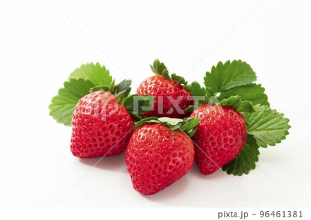 白バックで葉を添えたイチゴ 96461381