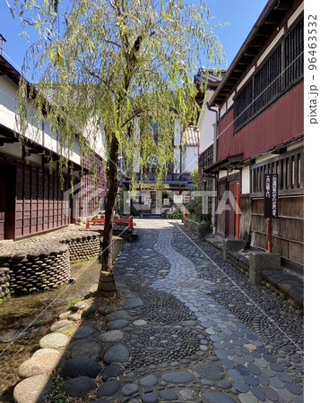 石畳のある風景 96463532