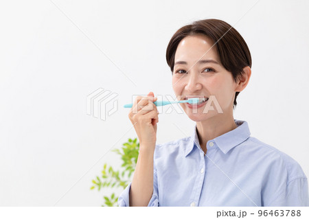 歯磨きをする女性 96463788