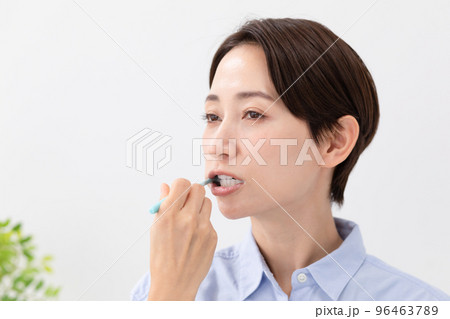 歯磨きをする女性 96463789