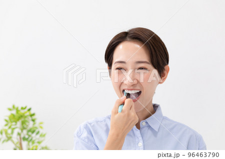 歯磨きをする女性 96463790